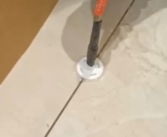 玉林瓷砖空鼓维修公司专业解答瓷砖在铺贴过程中，如果没有涂抹均匀到位的粘结材料（如水泥砂浆或瓷砖胶），可能会导致以下问题