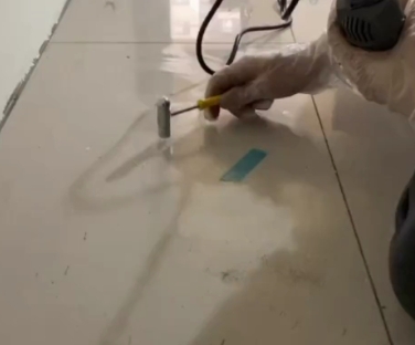 玉林瓷砖开裂维修公司专业分享瓷砖在铺贴前如果没有沥干水分，将会导致以下问题
