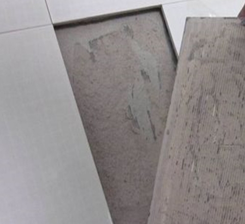 玉林瓷砖空鼓维修公司分享瓷砖铺贴时如果打浆（即涂抹在瓷砖背面和基层上的砂浆或瓷砖胶）过少，会带来以下问题